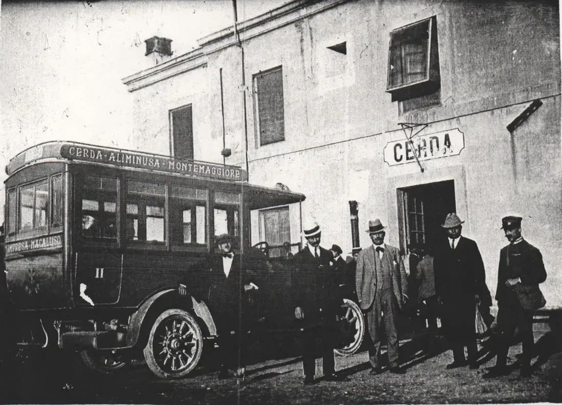 Autobus e personale davanti alla stazione di Cerda